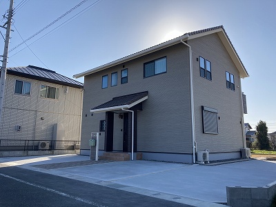 広々とした駐車スペースとお庭にお施主様のこだわりが詰まったエクステリア　浜松市