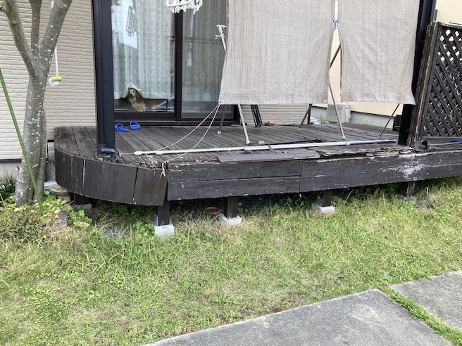 老朽化した木製ウッドデッキのリフォーム工事と既存テラス屋根・目隠しフェンス工事