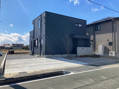 玄関前のRC杉板調の門袖が目を引くエクステリア　浜松市