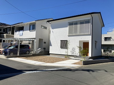 素材を活かしたシンプルで落ち着いたエントランス　浜松市北区