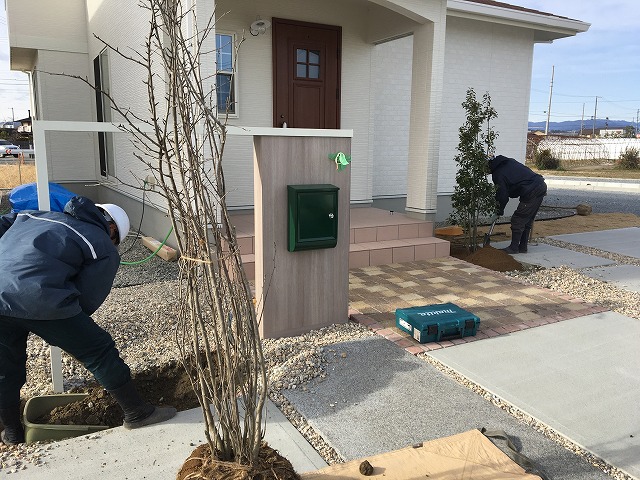 ウォールスクリーン　ファンクション門柱　(LIXIL)　植栽工事中