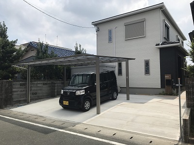 枕木材を使用したアプローチと玄関前にスロープを設けた外構工事をご紹介します。浜松市