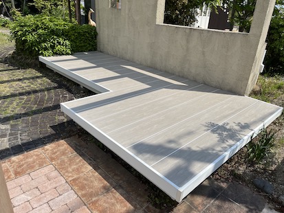 浜松市のエクステリア展示場に施工したLIXIL +G（プラスG）にターフを張りました