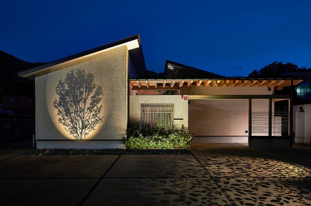 影絵の様なスポットライト　浜松市浜北区のエクステリア専門店がおすすめします