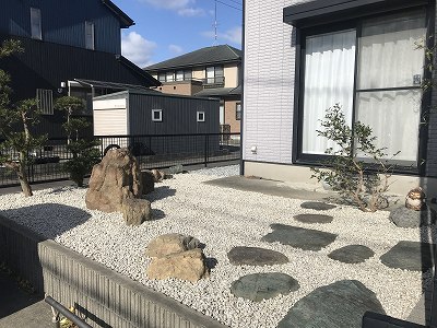 お庭と建物廻りを防草シートと砕石敷きでリフォームしました。　磐田市