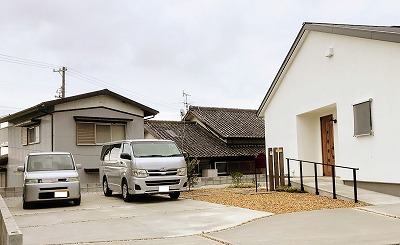 枕木材とチャート石でナチュラル風　外構工事　浜松市