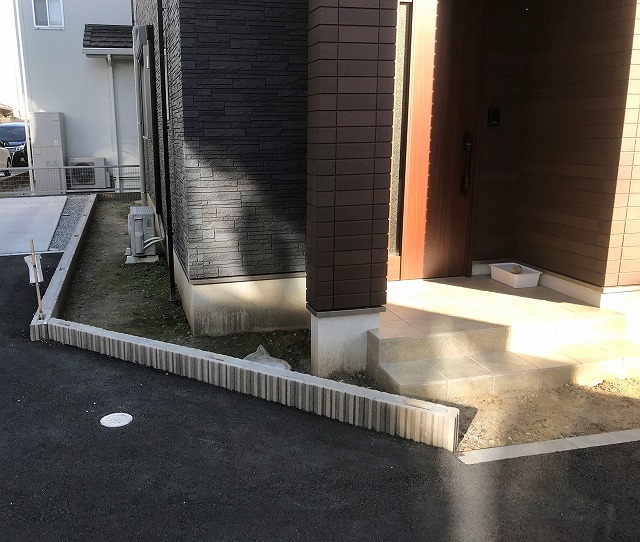 スリクーンフェンス　ＹＫＫ　ルシアススクリーンフェンスを玄関前の目隠しに施工しました。　浜松市東区