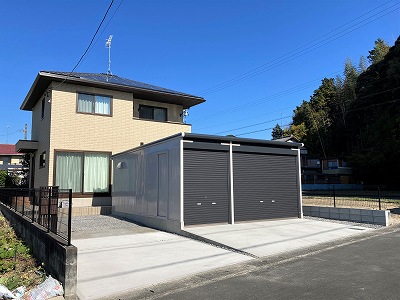 電動シャッターのガレージをメインとした新築外構工事のご紹介です。菊川市